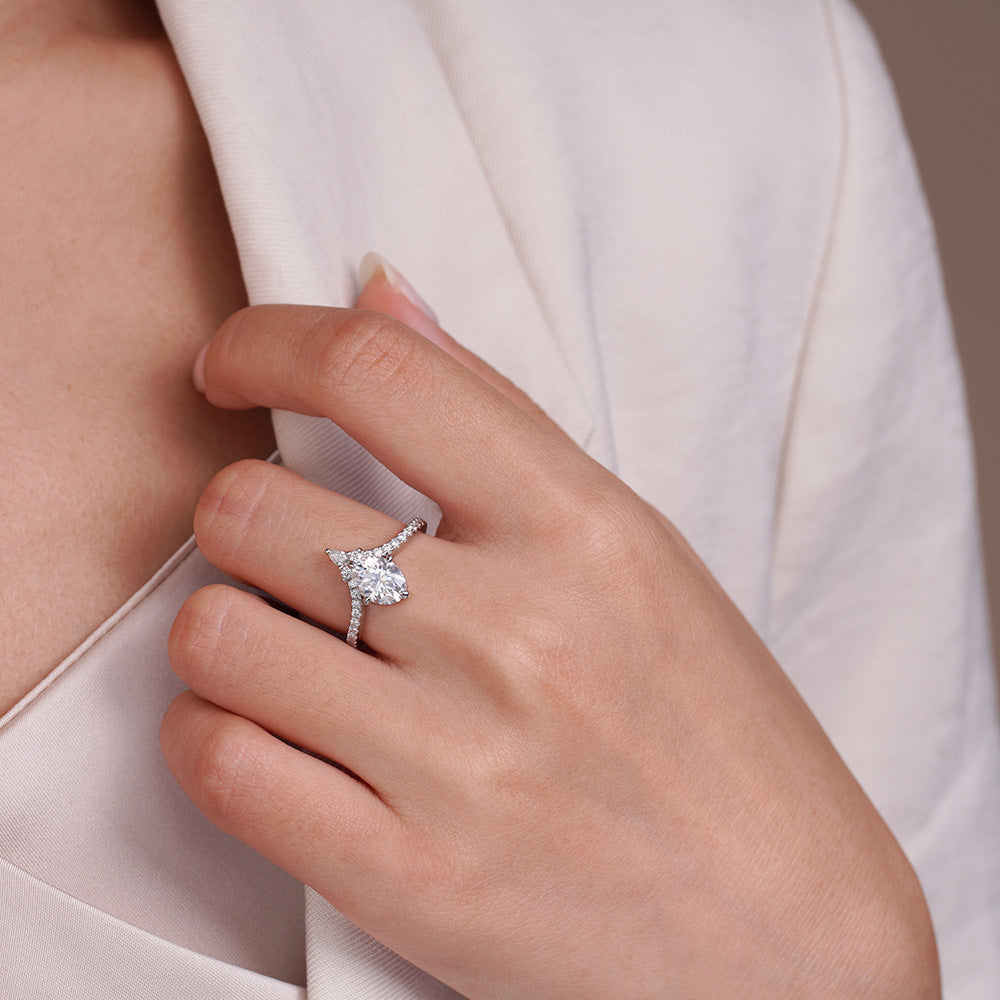 1CT Oval V-Shaped Moissanite Engagement Ring for Women