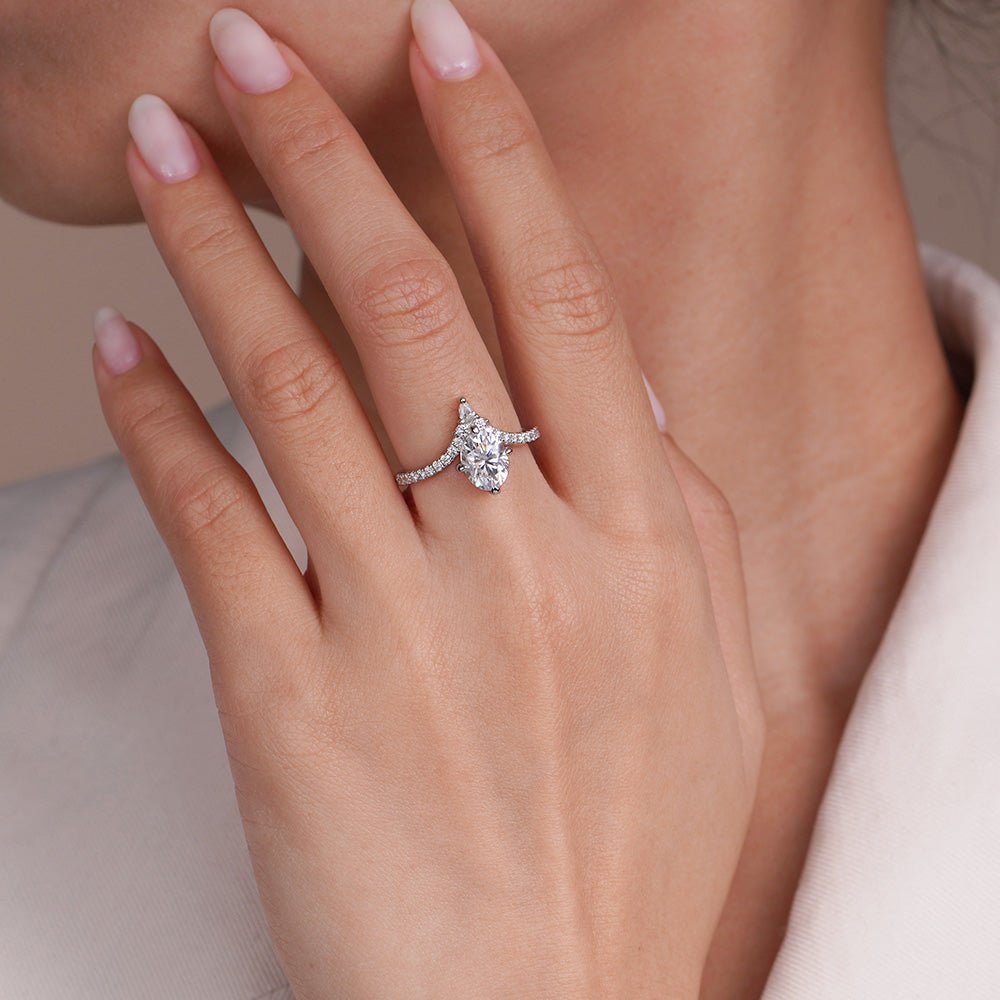 1CT Oval V-Shaped Moissanite Engagement Ring for Women